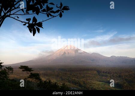 Semeru est la plus haute montagne de l'île de Java, à 3676 mètres au-dessus du niveau de la mer. Banque D'Images