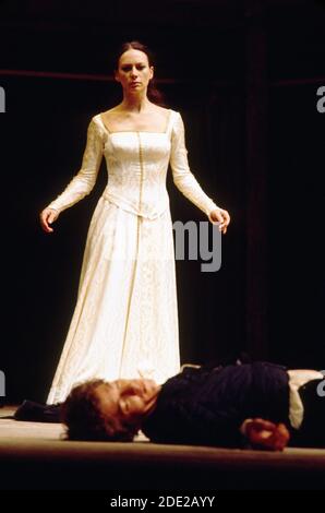 Ian McKellen (Romeo), Francesca Annis (Juliet) à ROMEO ET JULIETTE par Shakespeare à la Royal Shakespeare Company (RSC), Stratford-upon-Avon 1976 design: Chris Dyer éclairage: Clive Morris directeur: Trevor Nunn Banque D'Images