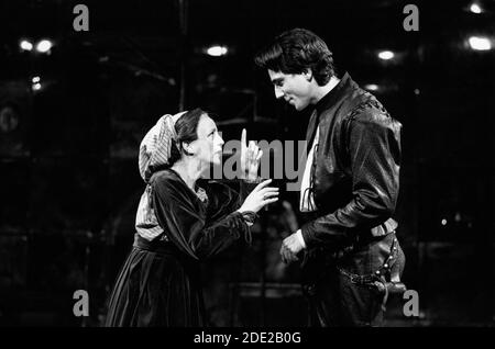 Polly James (infirmière), Daniel Day-Lewis (Roméo) à ROMÉO ET JULIETTE par Shakespeare dans la Royal Shakespeare Company (RSC) Regional Tour 10/10/1983 Set design: Bob Crowley costumes: Priscilla Truett éclairage: Brian Harris combats: Malcolm Ranson réalisateur: John Caird Banque D'Images