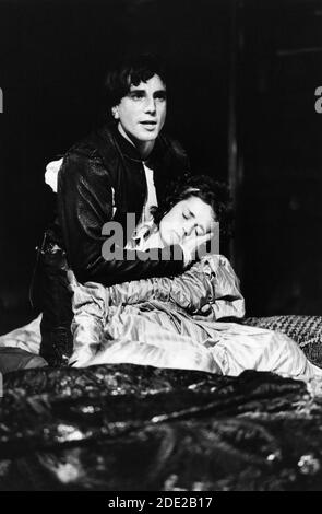 Daniel Day-Lewis (Romeo), Amanda Root (Juliet) dans ROMEO ET JULIET par Shakespeare dans la Royal Shakespeare Company (RSC) Regional Tour 10/10/1983 Set design: Bob Crowley costumes: Priscilla Truett éclairage: Brian Harris combats: Malcolm Ranson réalisateur: John Caird Banque D'Images