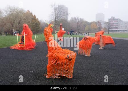 Tottenham, Londres, Royaume-Uni. 28 novembre 2020. L'équipement de salle de sport en plein air de Lordship Recreation Ground, dans le nord de Londres, est enveloppé pour empêcher son utilisation pendant le second confinement du coronavirus au Royaume-Uni. Les salles de gym et les sites de sports en plein air devraient rouvrir plus tard cette semaine à mesure que le pays se déplace vers un système à plusieurs niveaux de restrictions locales. Date de la photo: Samedi 28 novembre 2020. Le crédit photo devrait se lire: Matt Crossick/Empics/Alamy Live News Banque D'Images