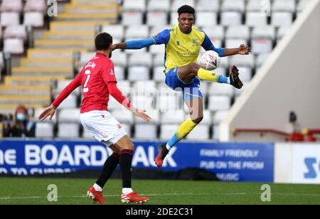 Kyle Hudlin de Solihull Moors (à droite) contrôle la balle sous pression de Kelvin Mellor de Morecambe lors du deuxième match de la coupe FA au stade Mazuma, à Morecambe. Banque D'Images