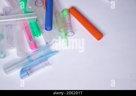 Un tas de plumes et de couvertures différentes. Concept de papeterie. Espace de copie. Isolé. Photo de haute qualité Banque D'Images