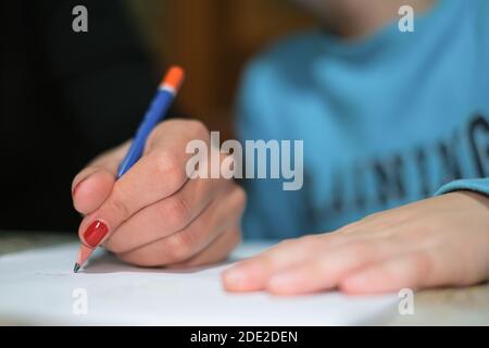 Maman enseignant à son fils comment faire des devoirs de maths à accueil,éducation scolaire des enfants Banque D'Images