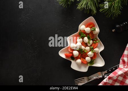 Salade Caprese des fêtes en forme d'assiette d'arbre de Noël pour les fêtes de Noël. Vue de dessus. Banque D'Images