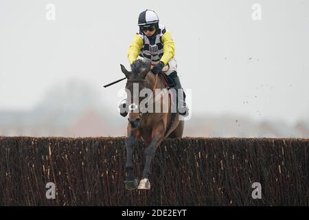 Prochaine destination criblée par Harry Cobden sort le dernier à gagner le Ladbrokes John Francome novices' Chase à Newbury Racecourse. Banque D'Images