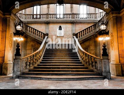 Porto, Portugal - 6 janvier 2020 : magnifique et somptueux escalier construit en 1868 par Goncalves e Sousa du Palais de la Bourse de Porto Banque D'Images