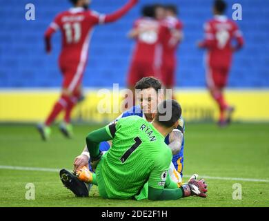 Ben White (à gauche) et le gardien de but Mathew Ryan de Brighton et Hove Albion semblent découragés après que Diogo Jota (non représenté) de Liverpool ait inscrit le premier but de son équipe lors du match de la Premier League au stade AMEX de Brighton. Banque D'Images