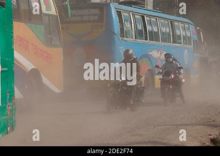 Dhaka, Bangladesh - 28 novembre 2020 : couverture poussiéreuse des travaux de développement en cours pour la route Dhaka-Mawa. Les gens de Keraniganj à Dhaka ont lo Banque D'Images