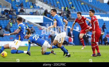 Diogo Jota de Liverpool (deuxième à droite) marque le premier but de son côté lors du match de la Premier League au stade AMEX de Brighton. Banque D'Images