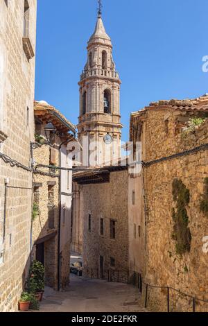 Rues et église de Tronchon, petit village de Teruel, Espagne Banque D'Images