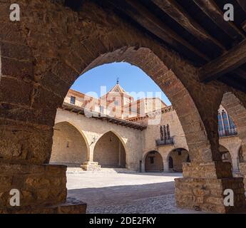 Place de Cristo Rey à Cantavieja, Teruel, Aragon, Espagne Banque D'Images