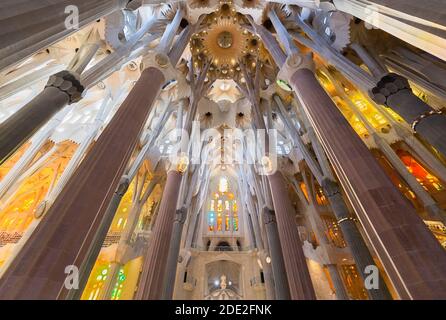 L'intérieur de la Sagrada Familia, la cathédrale conçue par Gaudi à Barcelone, Catalogne Banque D'Images