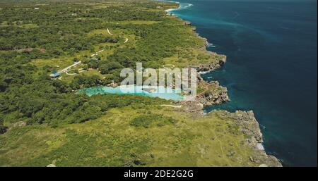 Lac d'eau d'émeraude dans la forêt tropicale verte de la ville historique de Weesuri à l'île de Sumba, Indonésie. Un loch limpide avec des plantes tropicales verdoyantes au tir d'un drone à l'œil de l'oiseau. Vue aérienne sur les attractions asiatiques Banque D'Images