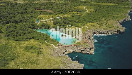 Lac d'eau turquoise à la forêt verte de la lagune de Weekuri à l'île de Sumba, Indonésie. Vue aérienne sur le lac limpid avec végétation tropicale. Attraction asiatique à la nature exotique sur la côte de la falaise de l'océan Banque D'Images