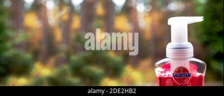 Savon liquide Sagrotan pour désinfecter et nettoyer les mains sur un fond flou avec du bokeh foncé à Gifhorn, Allemagne, le 17 novembre 2020 Banque D'Images