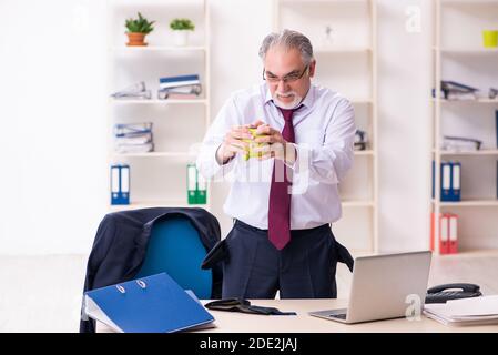 Vieux homme d'affaires en faillite concept Banque D'Images