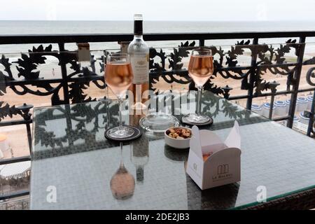 Balcon et vin rosé offert au Grand Hotel, Cabourg, Normandie, France Banque D'Images