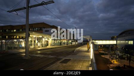 Station de tramway moderne la nuit Banque D'Images