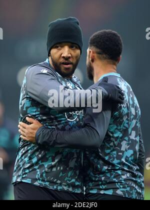 Troy Deeney de Watford (à gauche) et Andre Gray se réchauffent avant le match du championnat Sky Bet à Vicarage Road, Watford. Banque D'Images