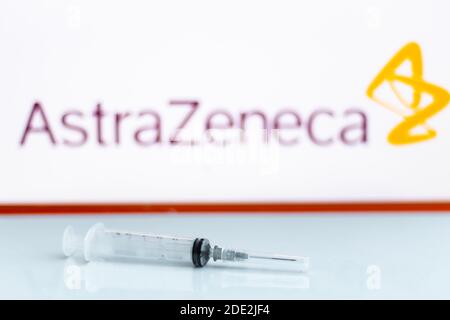 Katmandou, Népal - novembre 28 2020 : seringue vide placée sur une surface réfléchissante contre le logo AstraZeneca. L'Université d'Oxford et AstraZeneca travaillent Banque D'Images