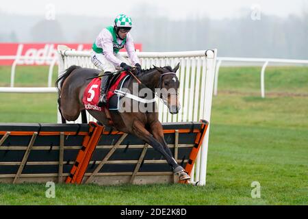 Floressa, criée par Jeremiah McGrath, remportera le dernier prix du Ladbrokes engagé dans le jeu plus sûr Intermediate Hurdleat Newbury Racecourse. Banque D'Images