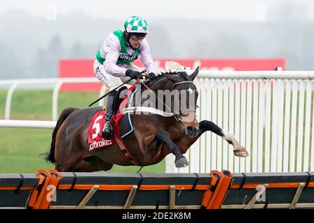 Floressa, criée par Jeremiah McGrath, remportera le dernier prix du Ladbrokes engagé dans le jeu plus sûr Intermediate Hurdleat Newbury Racecourse. Banque D'Images