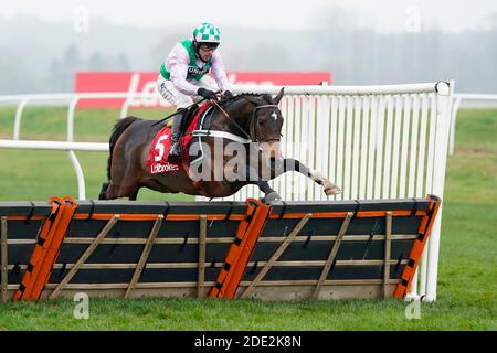 Floressa, criée par Jeremiah McGrath, remportera le dernier prix du Ladbrokes engagé dans le jeu plus sûr Intermediate Hurdleat Newbury Racecourse. Banque D'Images