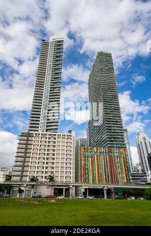 MIAMI, Floride, États-Unis - 27 NOVEMBRE 2020 : grands bâtiments Brickell Miami SLS et Infinity Towers Banque D'Images