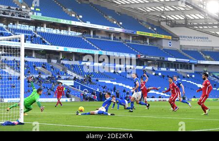 Diogo Jota de Liverpool (au centre à droite) marque le premier but de son côté lors du match de la Premier League au stade AMEX de Brighton. Banque D'Images