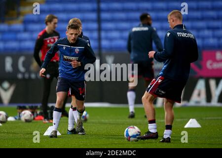 BOLTON, ANGLETERRE. 28 NOVEMBRE les Boltons Tom White se réchauffent avec des coéquipiers lors du match Sky Bet League 2 entre Bolton Wanderers et Southend United au Reebok Stadium, Bolton, le samedi 28 novembre 2020. (Credit: Chris Donnelly | MI News) Credit: MI News & Sport /Alay Live News Banque D'Images
