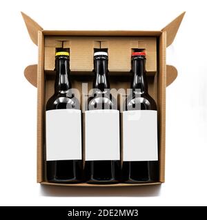 Maquette de trois bouteilles de bière dans une boîte en carton marron Banque D'Images