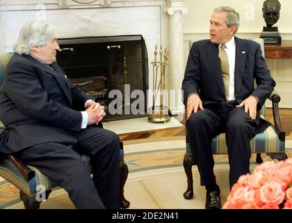 Le président américain George W. Bush rencontre James Wolfensohn, président sortant de la Banque mondiale, le jeudi 14 avril 2005, dans le bureau ovale de la Maison Blanche à Washington. Wolfensohn a été exploité pour aider à coordonner les réformes économiques palestiniennes et les efforts de reconstruction à Gaza. Crédit obligatoire : Paul Morse / Maison Blanche via CNP | utilisation dans le monde entier Banque D'Images