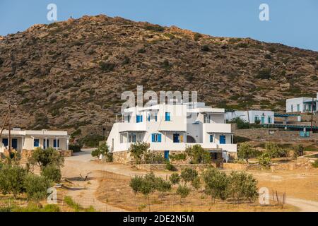 IOS Island, Grèce - 21 septembre 2020 : vue sur les villas blanches de la célèbre plage de Manganari. Montagne en arrière-plan. Banque D'Images