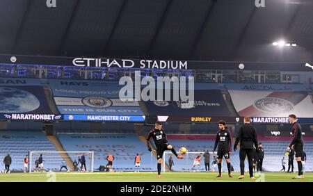 Johann Berg Gudmundsson (au centre) de Burnley se réchauffe avec des coéquipiers avant le match de la Premier League au Etihad Stadium de Manchester. Banque D'Images