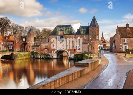 Amersfoort, Pays-Bas à l'historique Koppelpoort dans l'après-midi. Banque D'Images