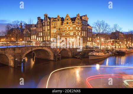 Amsterdam, Pays-Bas ponts et canaux au crépuscule. Banque D'Images