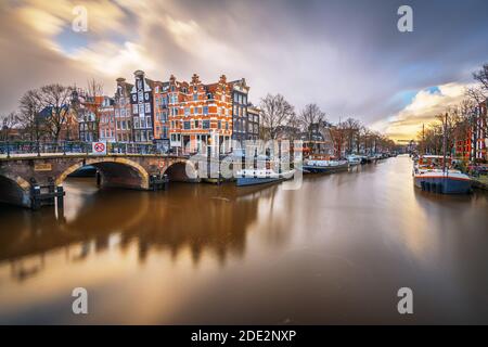 Amsterdam, Pays-Bas ponts et canaux au crépuscule. Banque D'Images