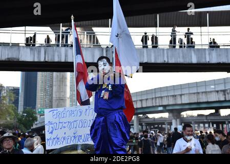 Bangkok, Thaïlande. 27 novembre 2020. (11/27/2020) les manifestants pro-démocratie confisquent une zone sur la route d'intersection Ladprao à Bangkok. Et veulent que la monarchie soit réformée vendredi soir 27 novembre 2020 (photo de Teera Noisakran/Pacific Press/Sipa USA) crédit: SIPA USA/Alay Live News Banque D'Images