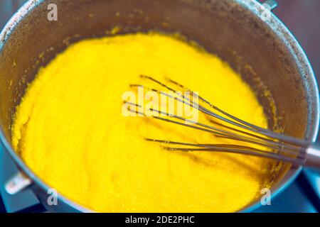 Préparation de polenta dans un chou-fleur . Cuisine traditionnelle roumaine et moldave . Aliments à base de farine de maïs Banque D'Images