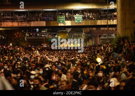Bangkok, Thaïlande. 27 novembre 2020. (11/27/2020) les manifestants pro-démocratie confisquent une zone sur la route d'intersection Ladprao à Bangkok. Et veulent que la monarchie soit réformée vendredi soir 27 novembre 2020 (photo de Teera Noisakran/Pacific Press/Sipa USA) crédit: SIPA USA/Alay Live News Banque D'Images