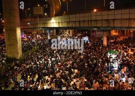 Bangkok, Thaïlande. 27 novembre 2020. (11/27/2020) les manifestants pro-démocratie confisquent une zone sur la route d'intersection Ladprao à Bangkok. Et veulent que la monarchie soit réformée vendredi soir 27 novembre 2020 (photo de Teera Noisakran/Pacific Press/Sipa USA) crédit: SIPA USA/Alay Live News Banque D'Images