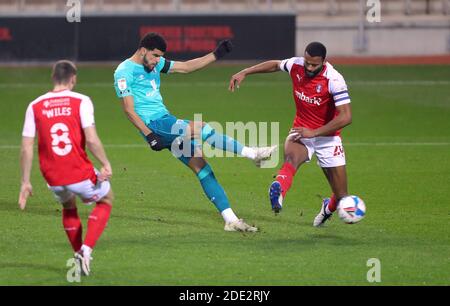 Dominic Solanke, de l'AFC Bournemouth (à gauche), et Michael Ihiekwe, de Rotherham United, se battent pour le ballon lors du match du championnat Sky Bet au stade AESSEAL New York, Rotherham. Banque D'Images