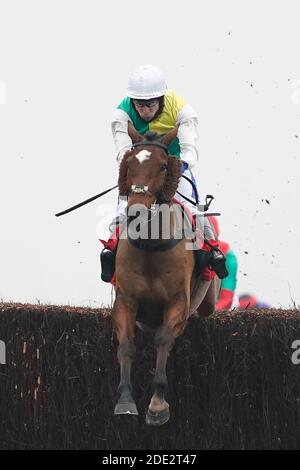 Cloth Cap, monté par Tom Scudamore, remporte le dernier trophée Ladbrokes Chase à l'hippodrome de Newbury. Banque D'Images