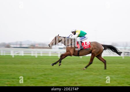 Cloth Cap, monté par Tom Scudamore, remporte le dernier trophée Ladbrokes Chase à l'hippodrome de Newbury. Banque D'Images