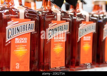 Tyumen, Russie-22 novembre 2020: Bouteille de liqueur de Cointreau gros plan d'une orange de sang. Acheter de l'alcool dans un hypermarché Banque D'Images