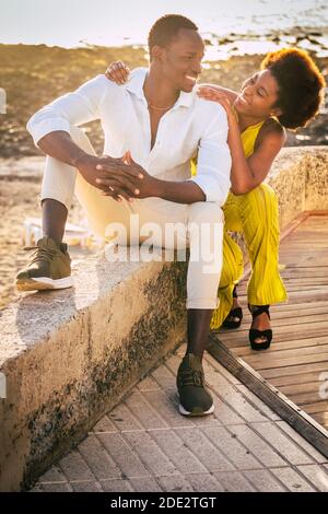 Couple de jeunes noirs Profitez ensemble d'activités de loisirs en plein air avec plage et lumière du soleil en arrière-plan - concept de l'homme africain et femme dans les relations Banque D'Images