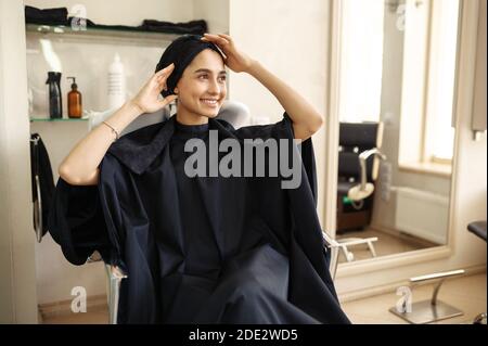 Femme souriante dans le salon de coiffure Banque D'Images