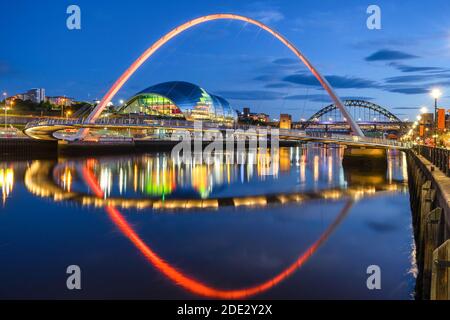 Des ponts entre Newcastle upon Tyne et Gateshead traversent la rivière Tyne Banque D'Images