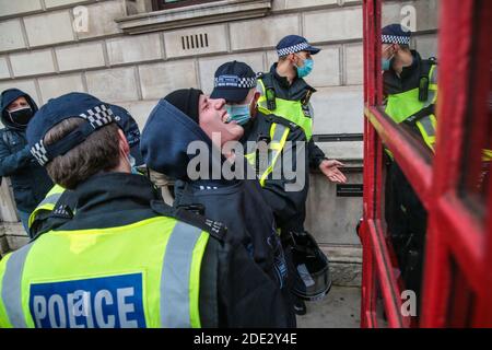 Londres Royaume-Uni 28 novembre 2020 des manifestants anti-Lockdown ont affronté la police dans le centre de Londres aujourd'hui, plus de 100 arrestations ont été faites pour avoir enfreint la loi anti-Lockdown et recueilli les règlements de Covid 19. Paul Quezada-Neiman/Alamy Live News Banque D'Images